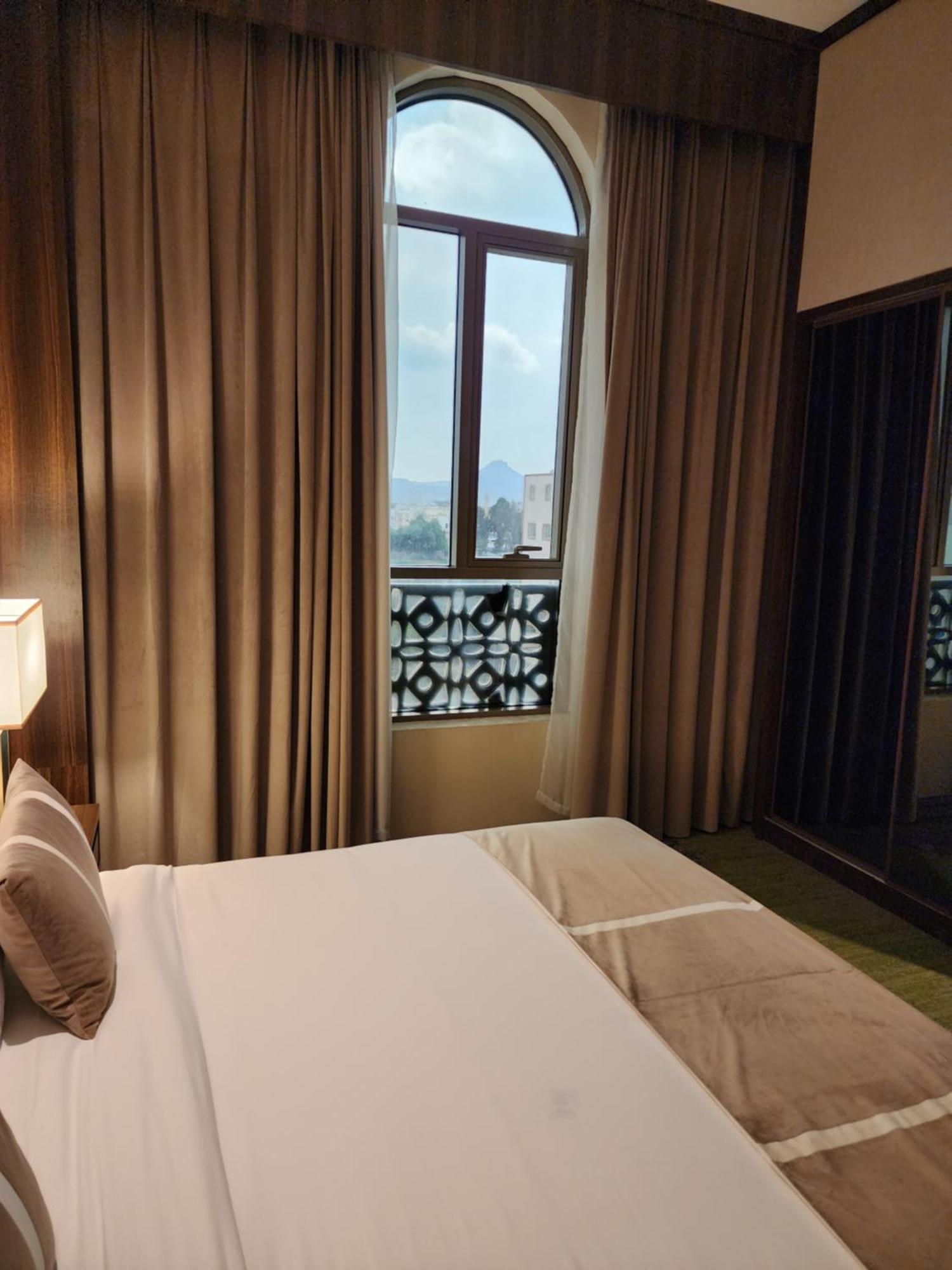Azar Hotel Ahad Rafidah Exteriör bild